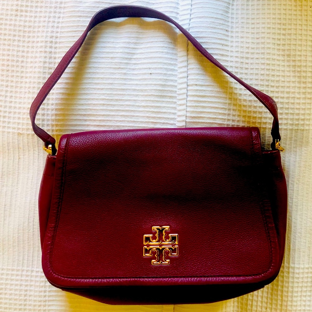 NWOT Tori Burch magenta purse with gold links and detailing